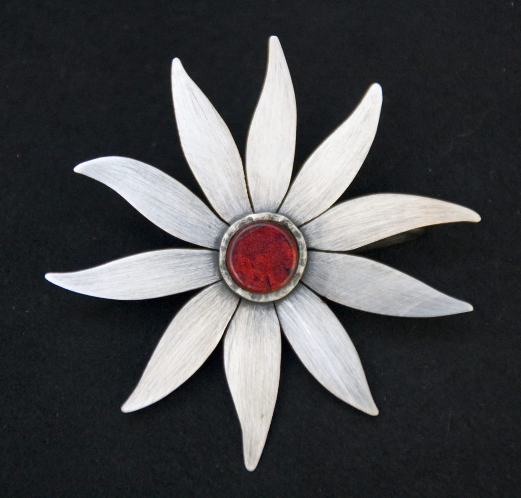 Broche de plata y cristal rojo en forma de Aguaturma, flor de otoño.