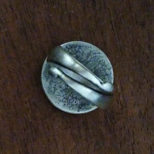 Anillo de plata y cristal hecho a mano artesanalmente.