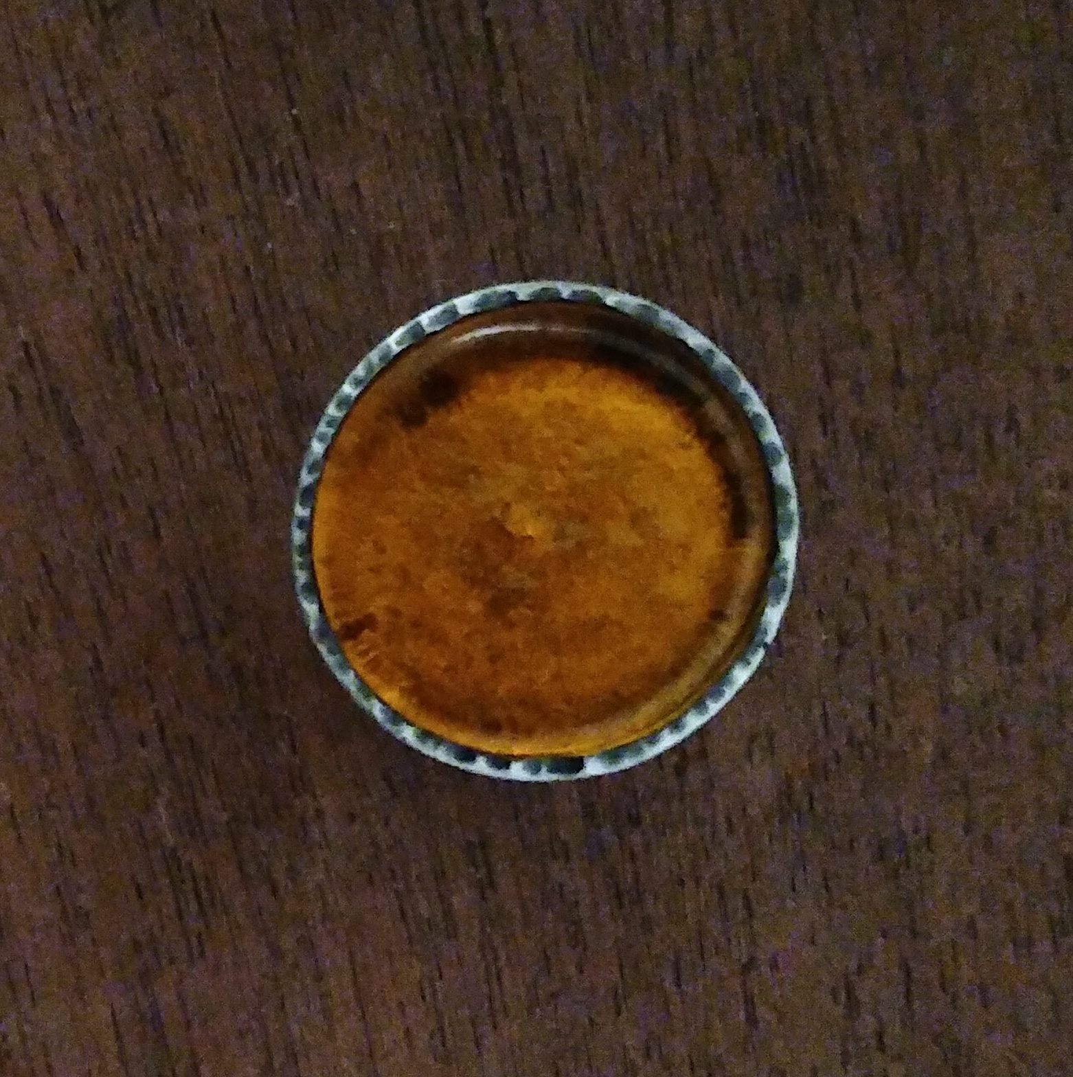 Anillo de plata y cristal de color ámbar. Ajustable.