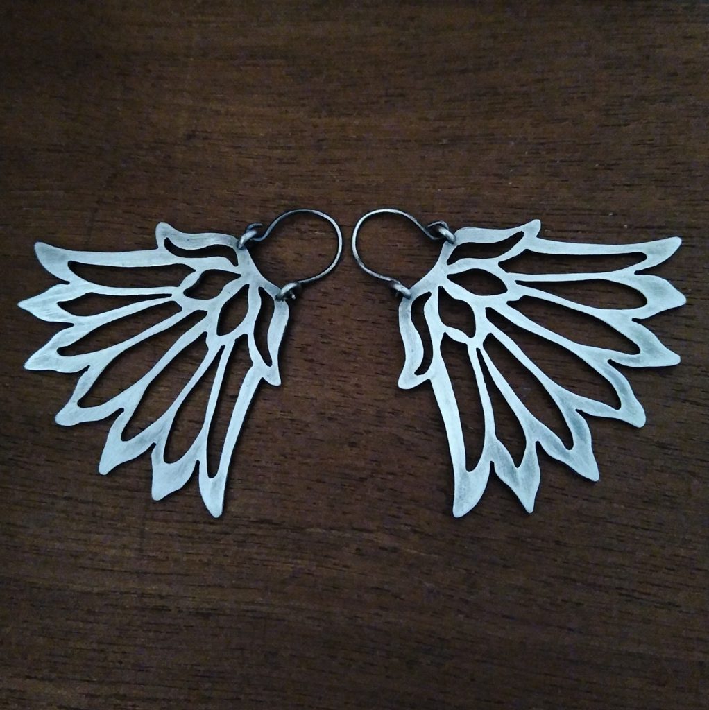 Pendientes de plata de ley hechos a mano de forma artesanal con procedimientos exclusivamente mecánicos.