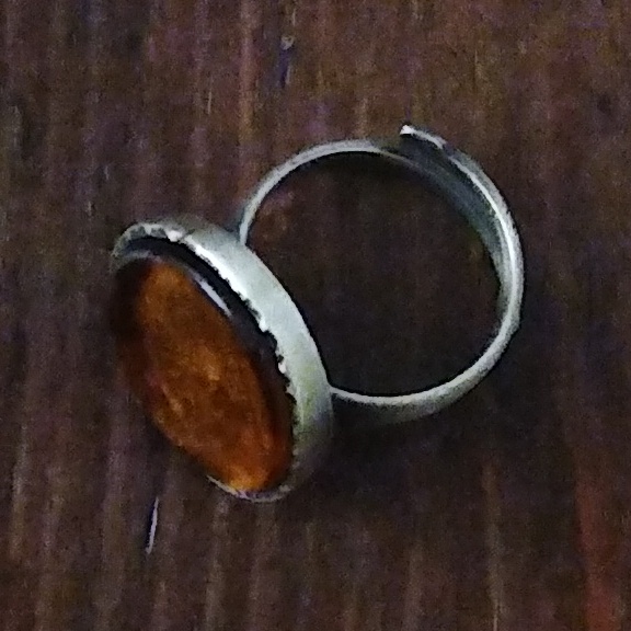 Anillo de plata de ley y cristal de color ámbar. Ajustable